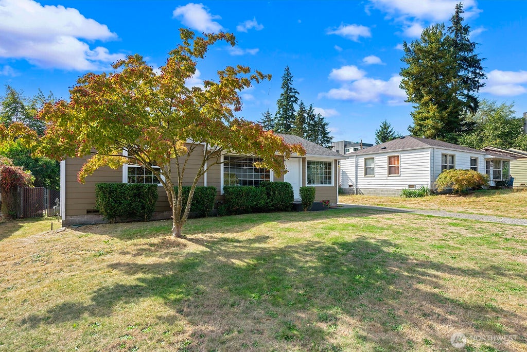 Photo of 829 NE 189th Street, Shoreline, WA 98155 (MLS # 2586124)