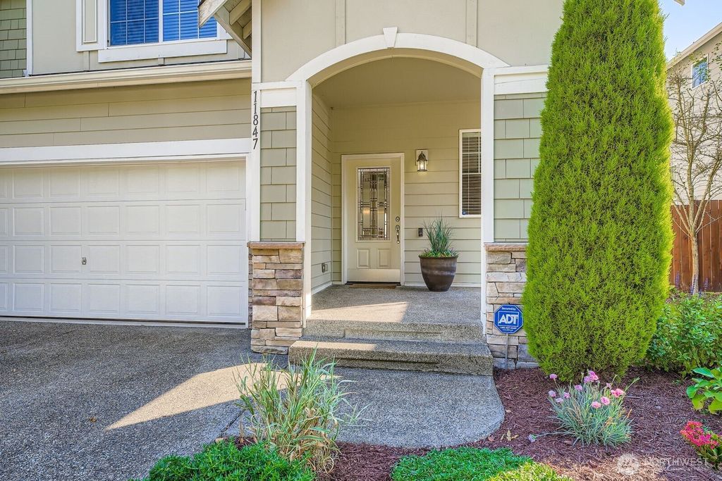 Photo of 11847 SE 176th Court, Renton, WA 98058 (MLS # 2426431)