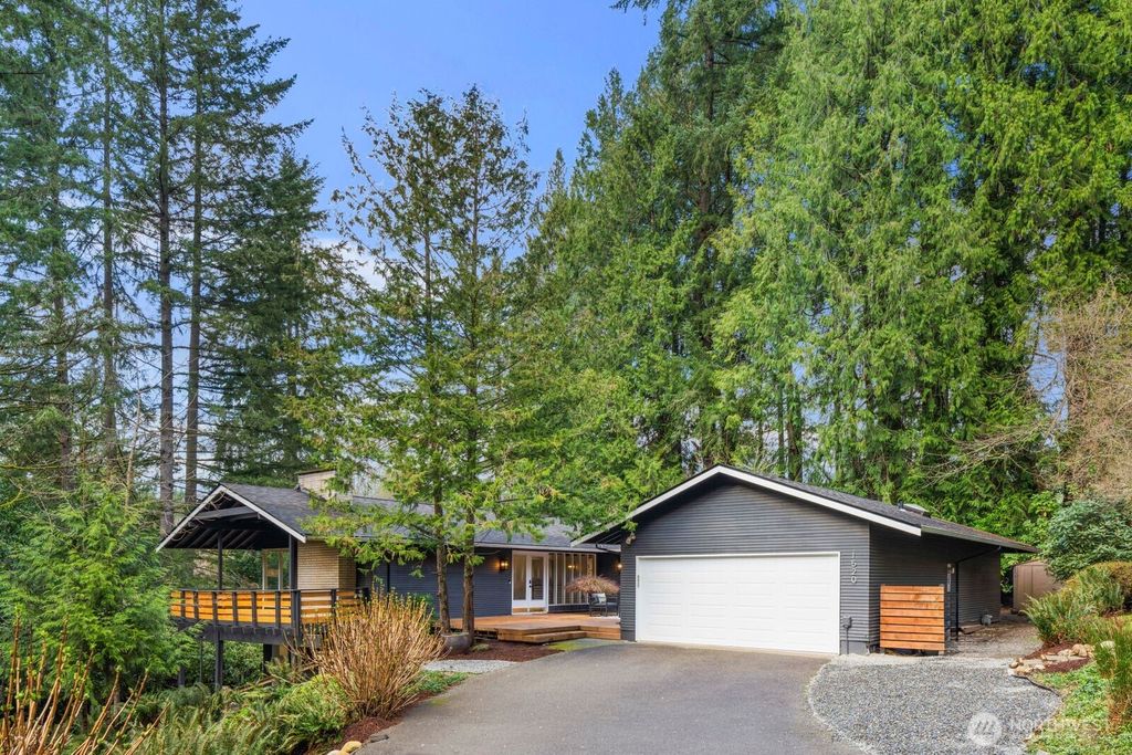 Photo of 1520 Sycamore Drive SE, Issaquah, WA 98027 (MLS # 2511484)