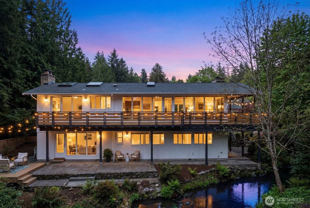 Photo of 1520 Sycamore Drive SE, Issaquah, WA 98027 (MLS # 2511484)