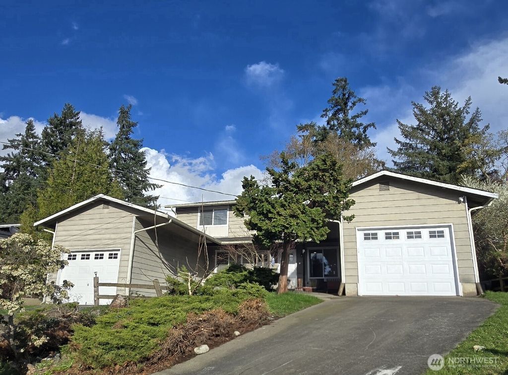 Photo of 924 CRESTVIEW Lane, Mount Vernon, WA 98273 (MLS # 2500015)