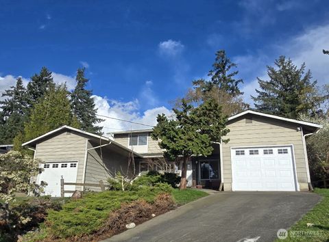 Photo of 924 CRESTVIEW Lane, Mount Vernon, WA 98273 (MLS # 2500015)