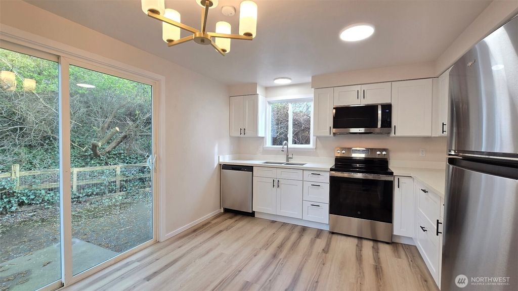 Photo of 924 CRESTVIEW Lane, Mount Vernon, WA 98273 (MLS # 2500015)