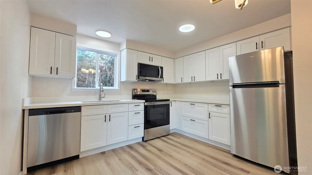 Photo of 924 CRESTVIEW Lane, Mount Vernon, WA 98273 (MLS # 2500015)