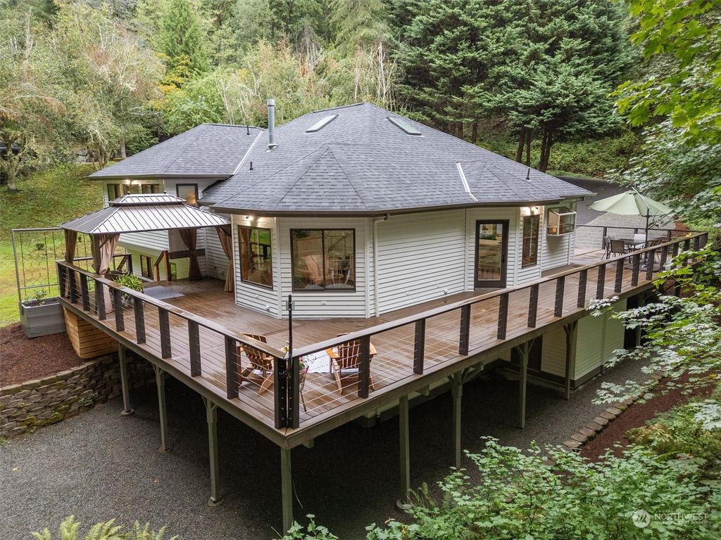 Photo of 11819 198th Avenue SE, Issaquah, WA 98027 (MLS # 2289688)
