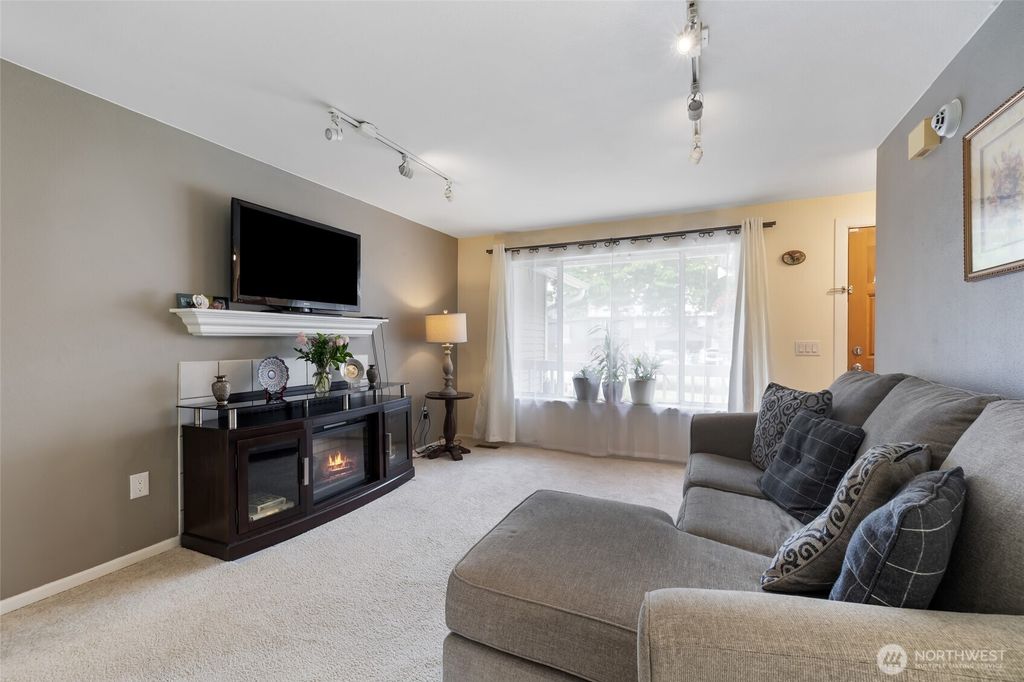 Photo of 4105 Lincoln Way, Lynnwood, WA 98087 (MLS # 2436265)