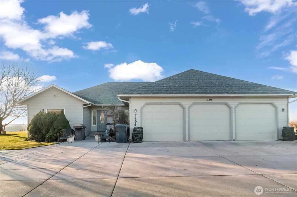 Photo of 7496 NE K.7 Road, Moses Lake, WA 98837 (MLS # 2469610)