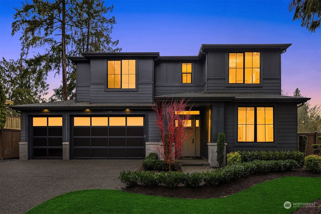Photo of 10305 NE 113th Place, Kirkland, WA 98033 (MLS # 2188336)
