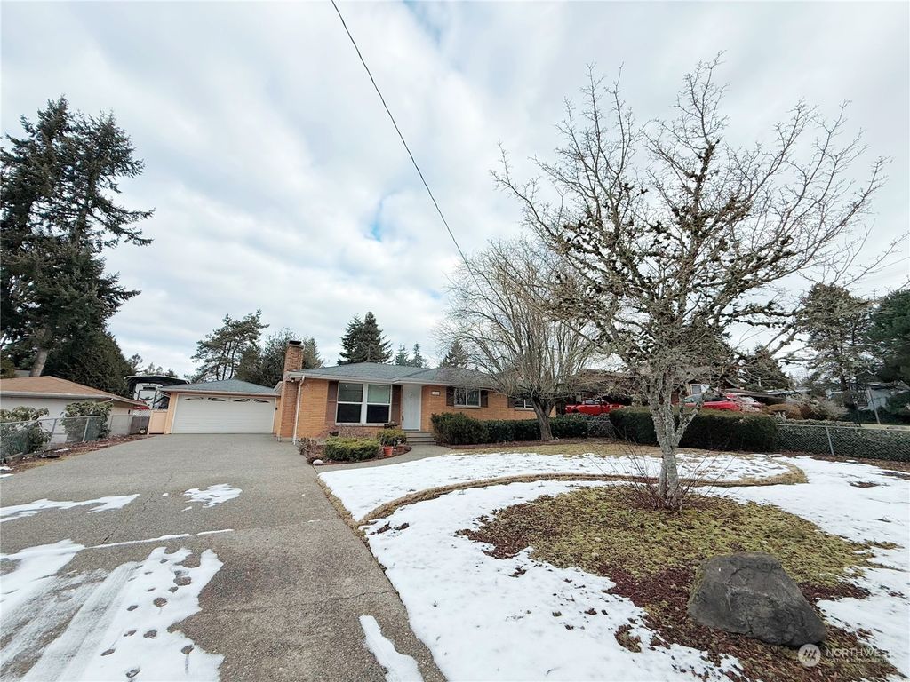 Photo of 14048 SE 201st Street, Kent, WA 98042 (MLS # 2331125)