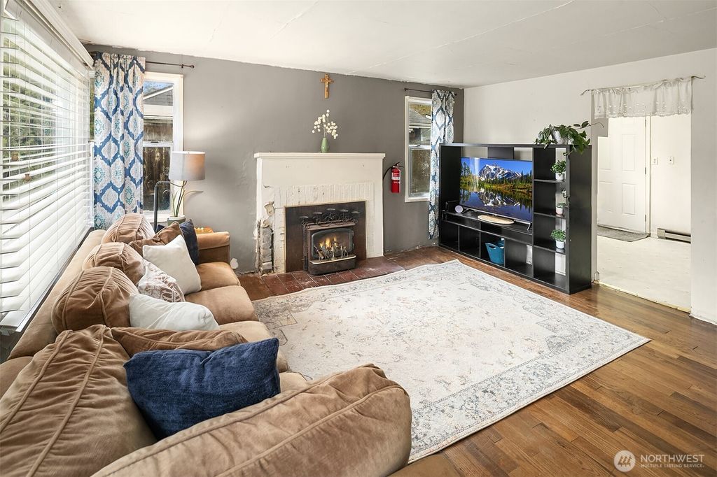 Photo of 3404 SE 5th Street, Renton, WA 98058 (MLS # 2465592)