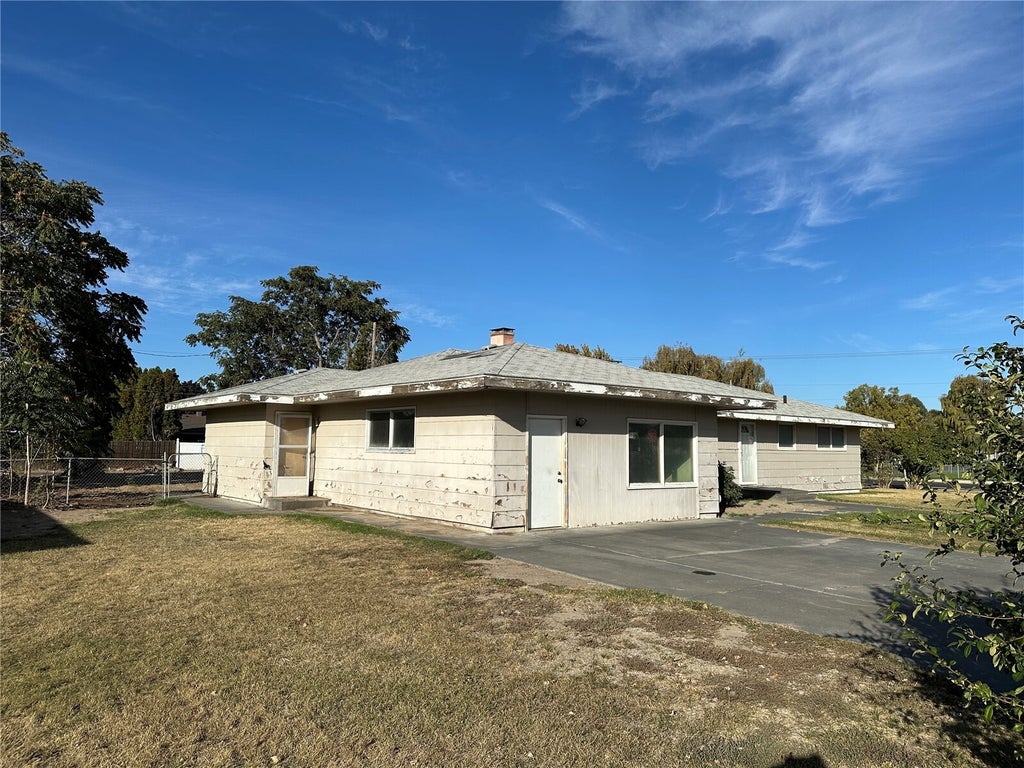 Photo of 1349 E Oak Street, Othello, WA 99344 (MLS # 2584347)