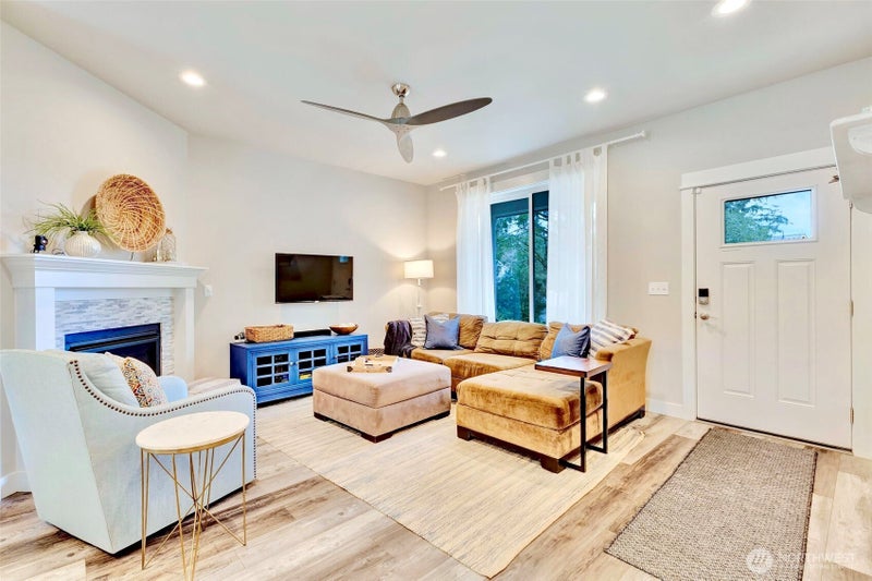 136 Spruce Loop SW