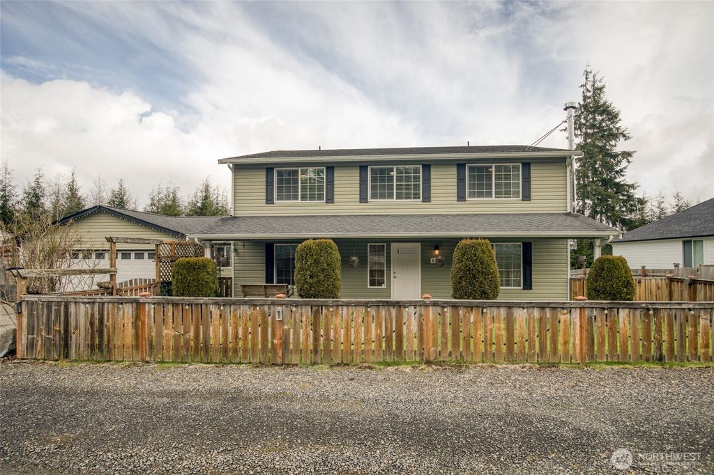Photo of 828 Ocean Avenue, Cosmopolis, WA 98595 (MLS # 2489028)