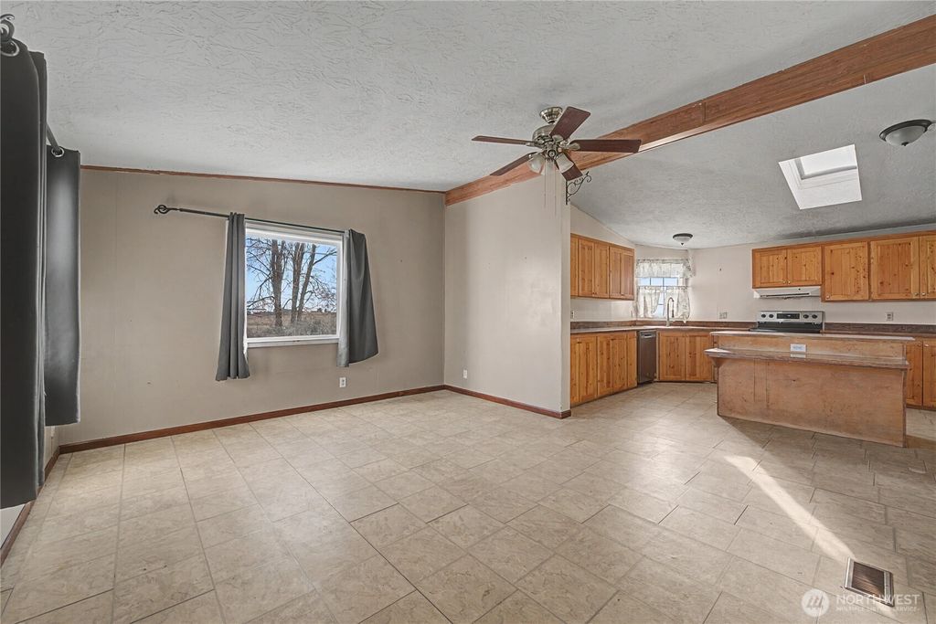 Photo of 10124 NE 16 Road NE, Moses Lake, WA 98837 (MLS # 2489593)