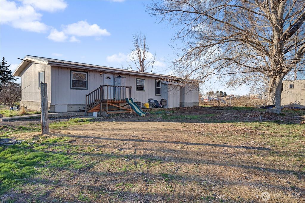Photo of 10124 NE 16 Road NE, Moses Lake, WA 98837 (MLS # 2489593)