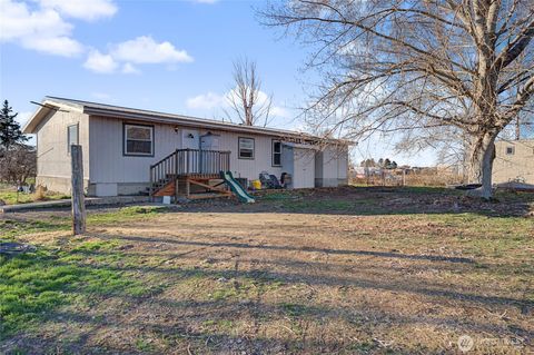 Photo of 10124 NE 16 Road NE, Moses Lake, WA 98837 (MLS # 2489593)