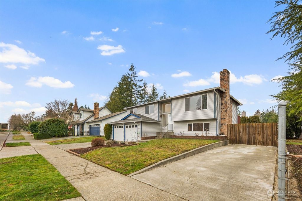 Photo of 4406 NE 24th Street, Renton, WA 98059 (MLS # 2321227)