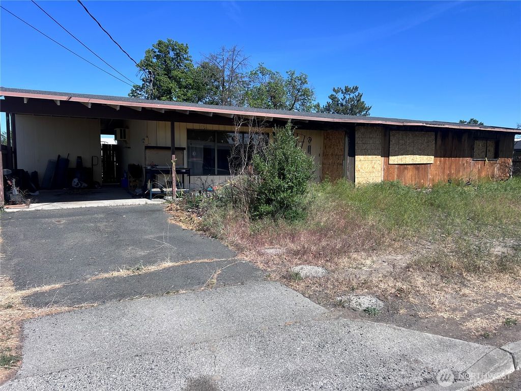 Photo of 130 Schilling Drive, Moses Lake, WA 98837 (MLS # 2521664)