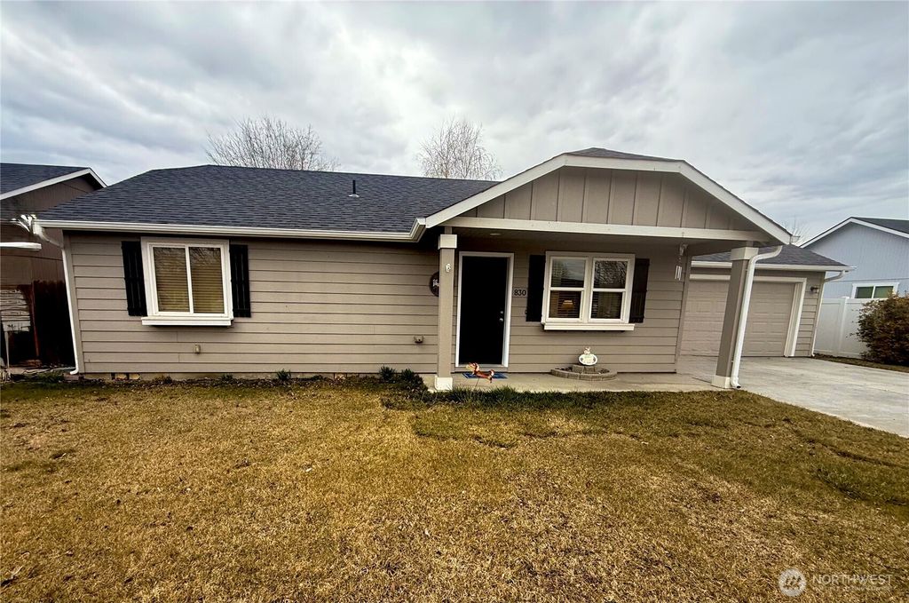 Photo of 830 S Blessing Street, Moses Lake, WA 98837 (MLS # 2483404)