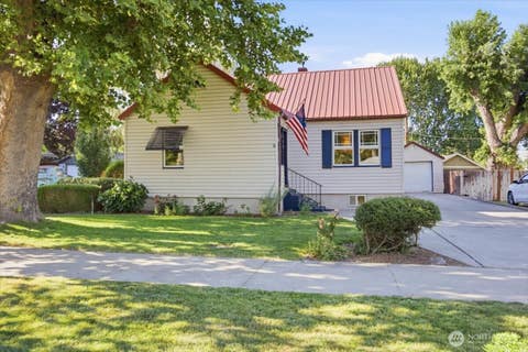 Photo of 810 W Albany Ave AVE, Kennewick, WA 99336 (MLS # 2540266)