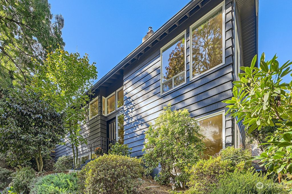 Photo of 10415 35th Avenue NE, Seattle, WA 98125 (MLS # 2297837)