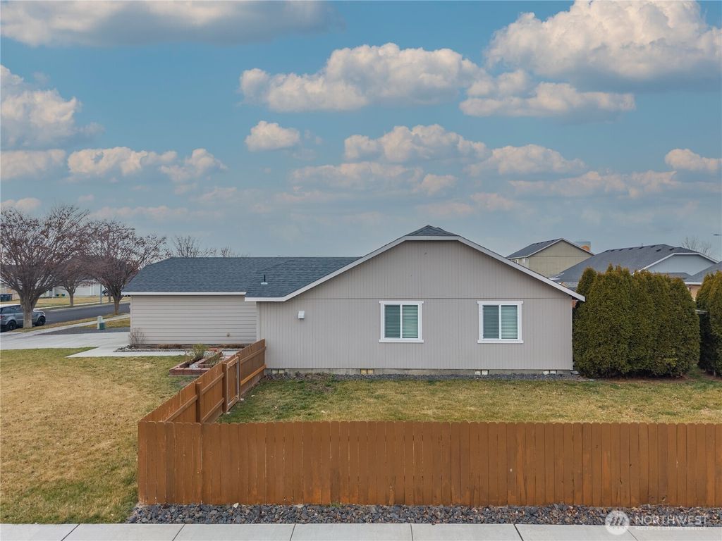 Photo of 1412 E Megan Drive, Moses Lake, WA 98837 (MLS # 2483186)