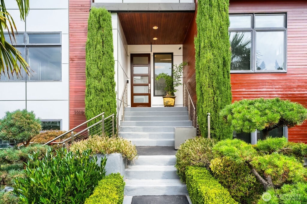 Photo of 1018 N 37th Street, Renton, WA 98056 (MLS # 2580356)