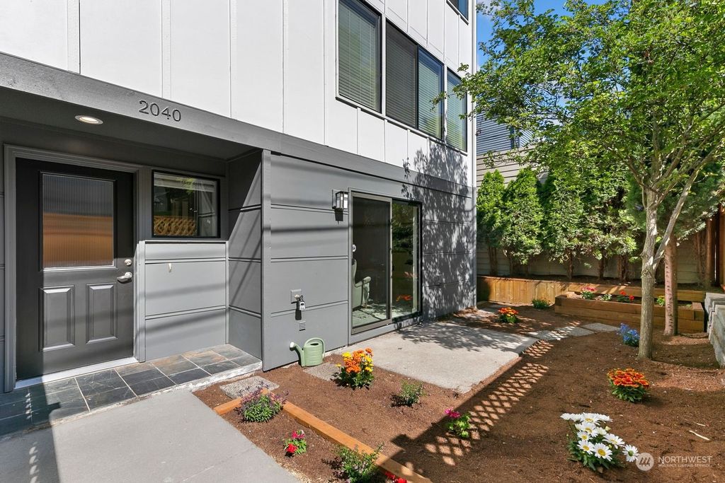 Photo of 2040 Eastlake Avenue E, Seattle, WA 98102 (MLS # 2137231)