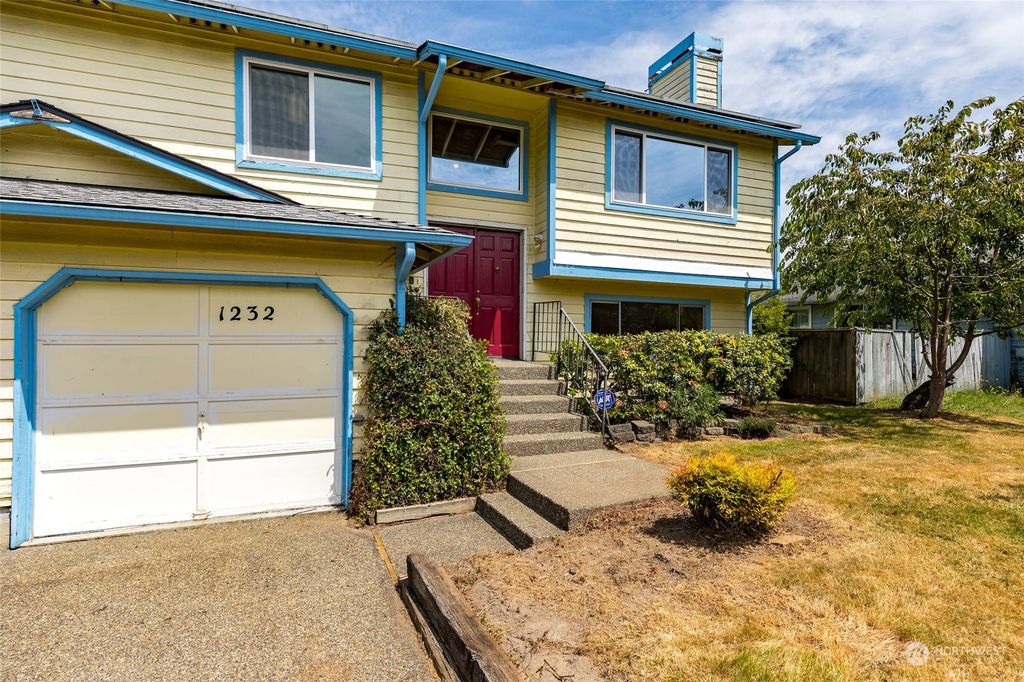 Photo of 1232 S 235th Place, Des Moines, WA 98198 (MLS # 2261325)