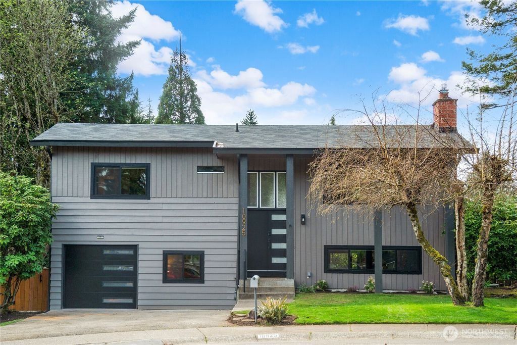 Photo of 10925 NE 117th Place, Kirkland, WA 98034 (MLS # 2499321)