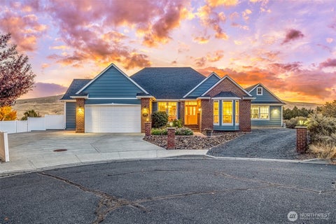 Photo of 341 Canyon View Crt CT, Ephrata, WA 98823 (MLS # 2593500)