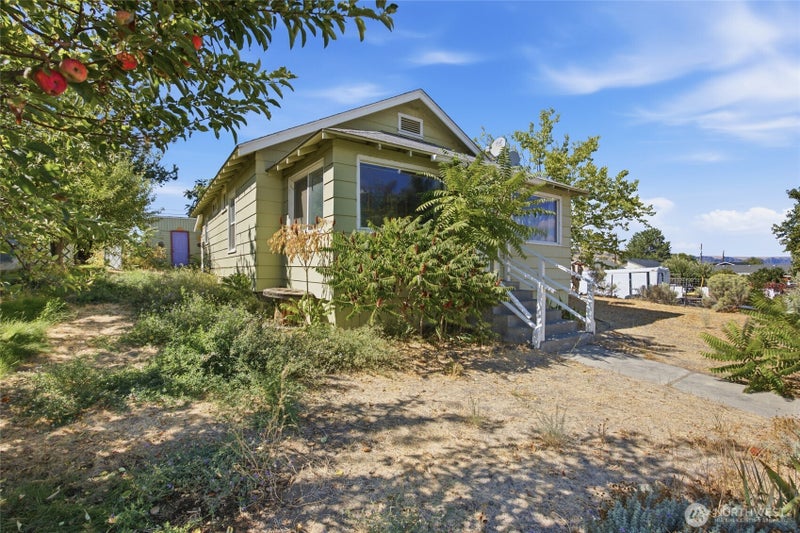 27 Evergreen Street S