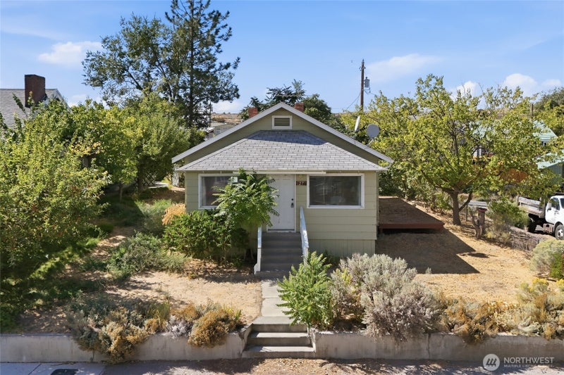 27 Evergreen Street S
