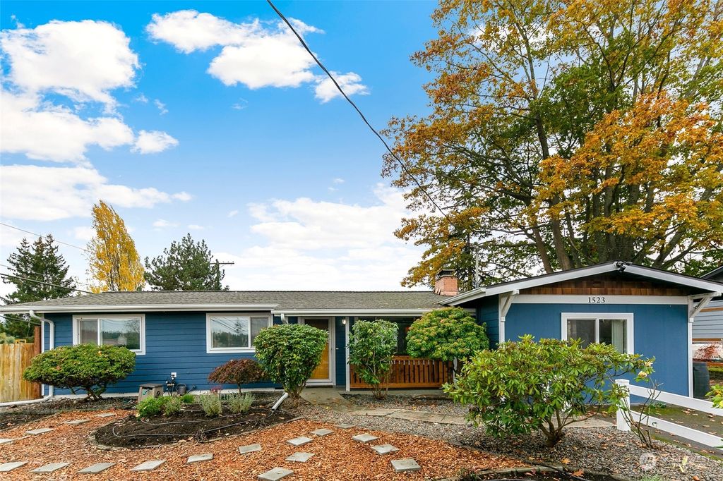 Photo of 1523 S 242nd Street, Des Moines, WA 98198 (MLS # 2011731)