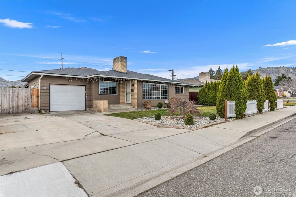 Photo of 709 Schons Place, Wenatchee, WA 98801 (MLS # 2485758)