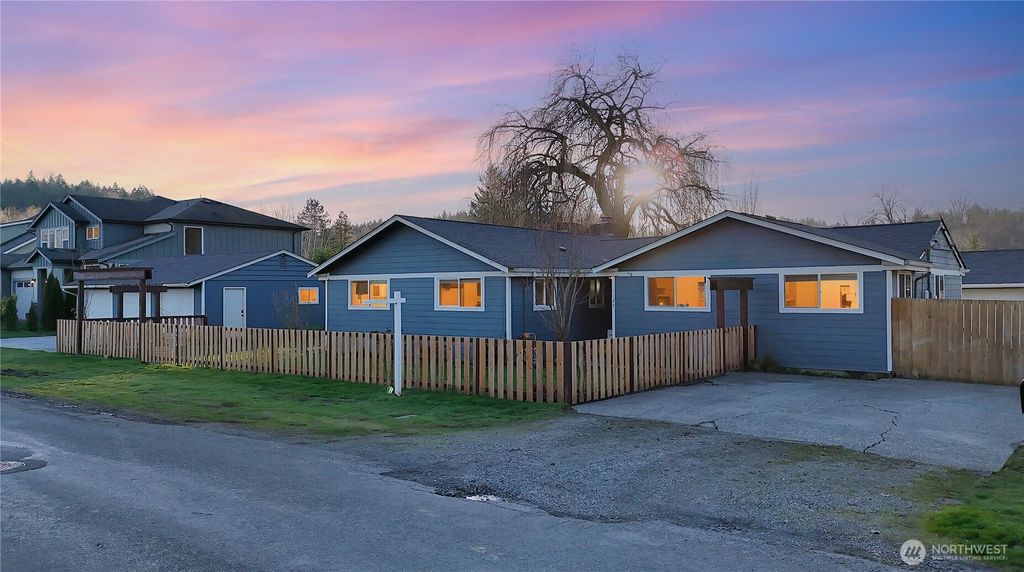 Photo of 1122 13th Street SW, Puyallup, WA 98371 (MLS # 2478128)