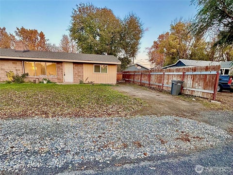 Photo of 1911 S Beech St, Kennewick, WA 99337 (MLS # 2594013)