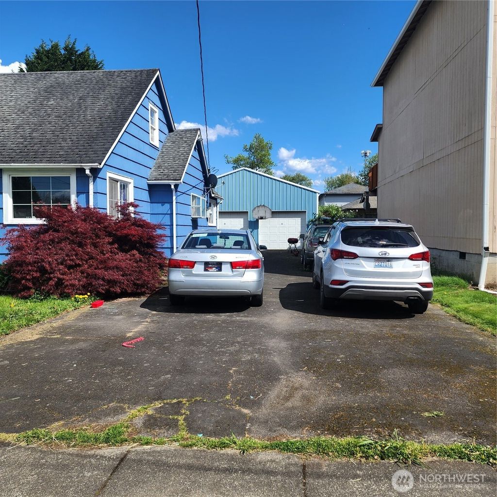 Photo of 818 8th Avenue E, Longview, WA 98632 (MLS # 2513674)