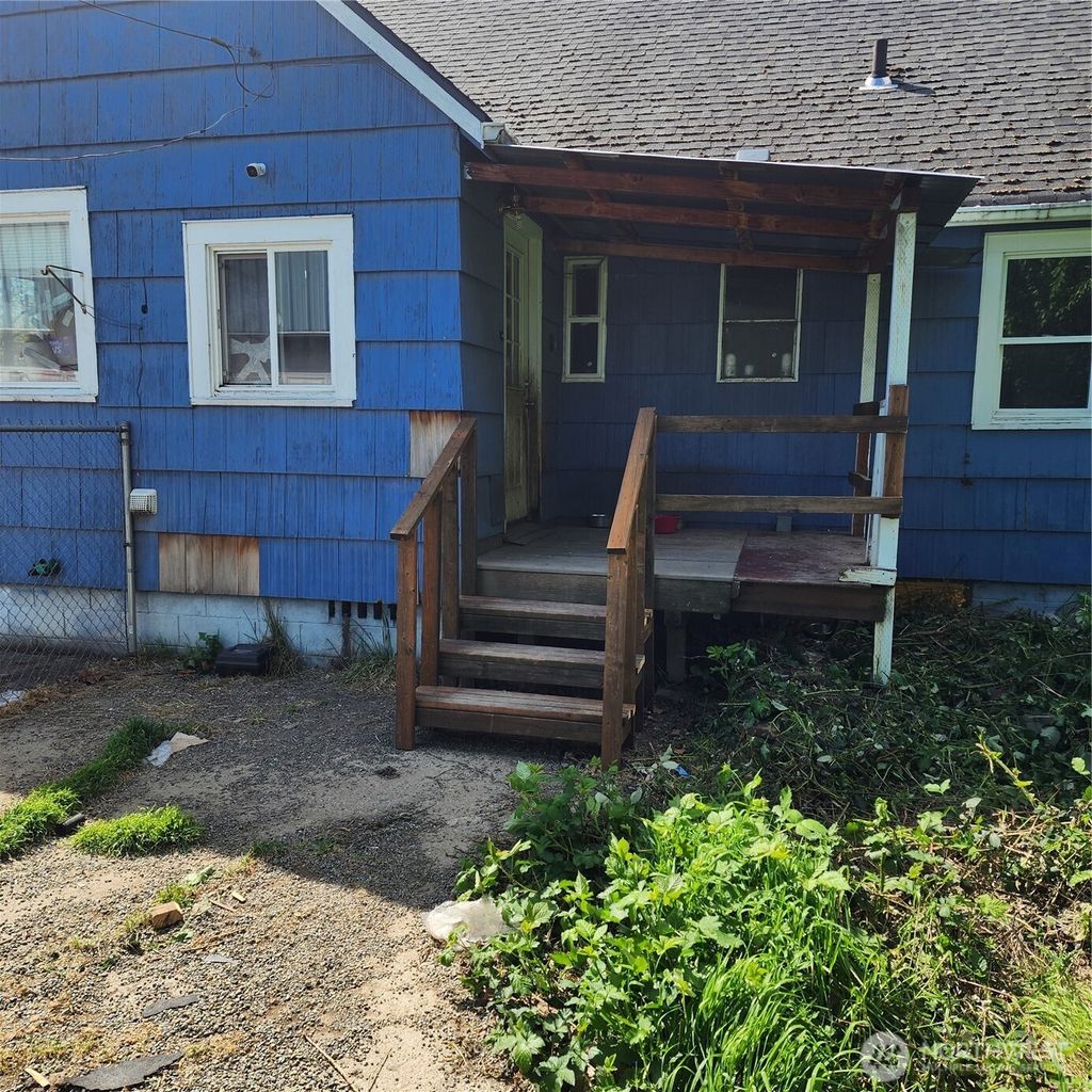Photo of 818 8th Avenue E, Longview, WA 98632 (MLS # 2513674)