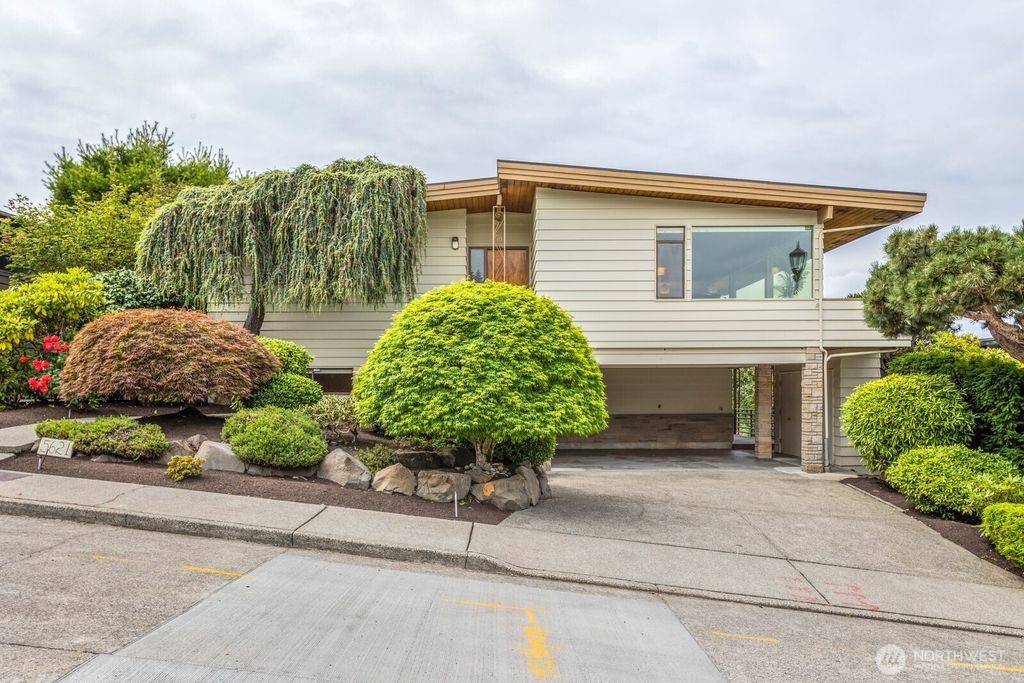 Photo of 5621 SW Manning Street, Seattle, WA 98116 (MLS # 2412968)