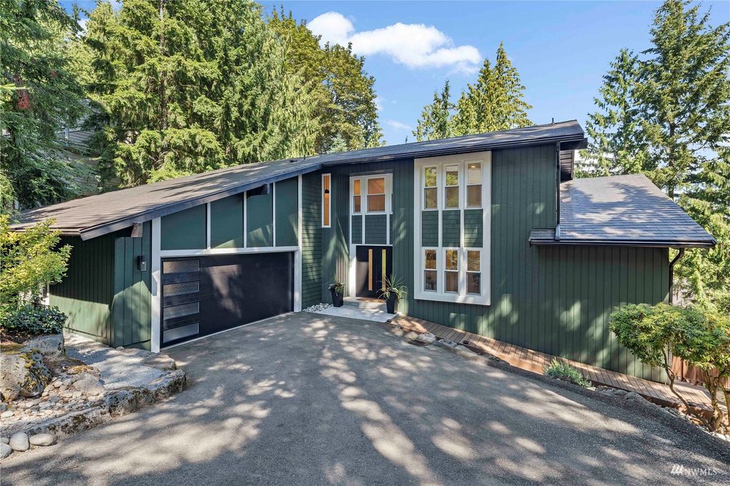 Photo of 840 W Sunset Way, Issaquah, WA 98027 (MLS # 1986372)