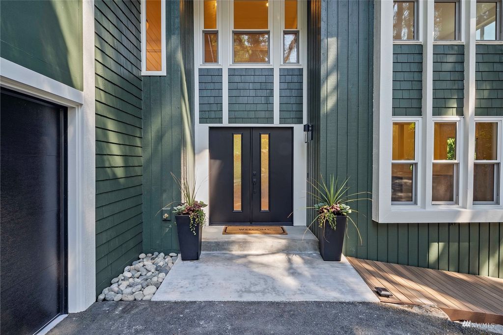 Photo of 840 W Sunset Way, Issaquah, WA 98027 (MLS # 1986372)