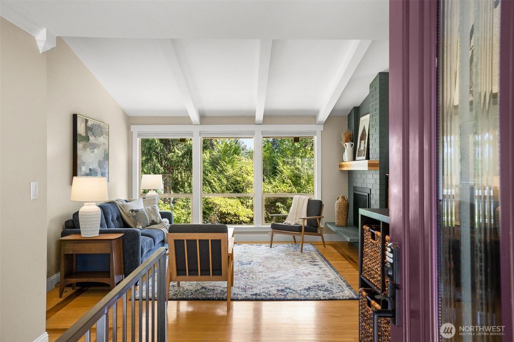 Photo of 820 W Sunset Way, Issaquah, WA 98027 (MLS # 2418202)