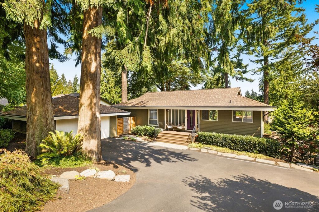 Photo of 820 W Sunset Way, Issaquah, WA 98027 (MLS # 2418202)
