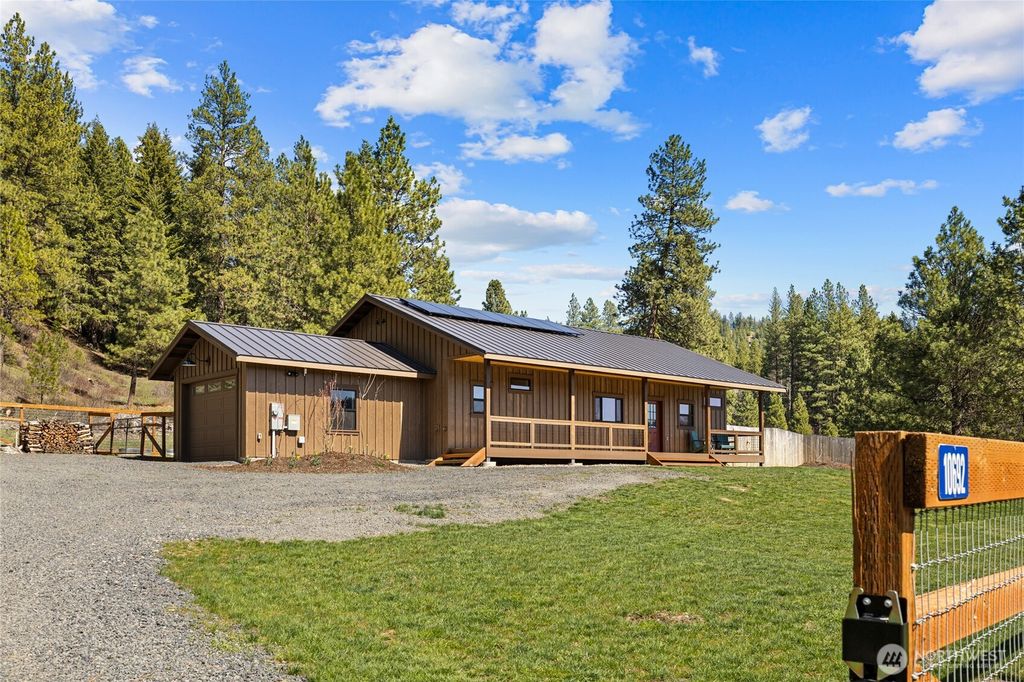 Photo of 10692 Teanaway Road, Cle Elum, WA 98922 (MLS # 2506073)