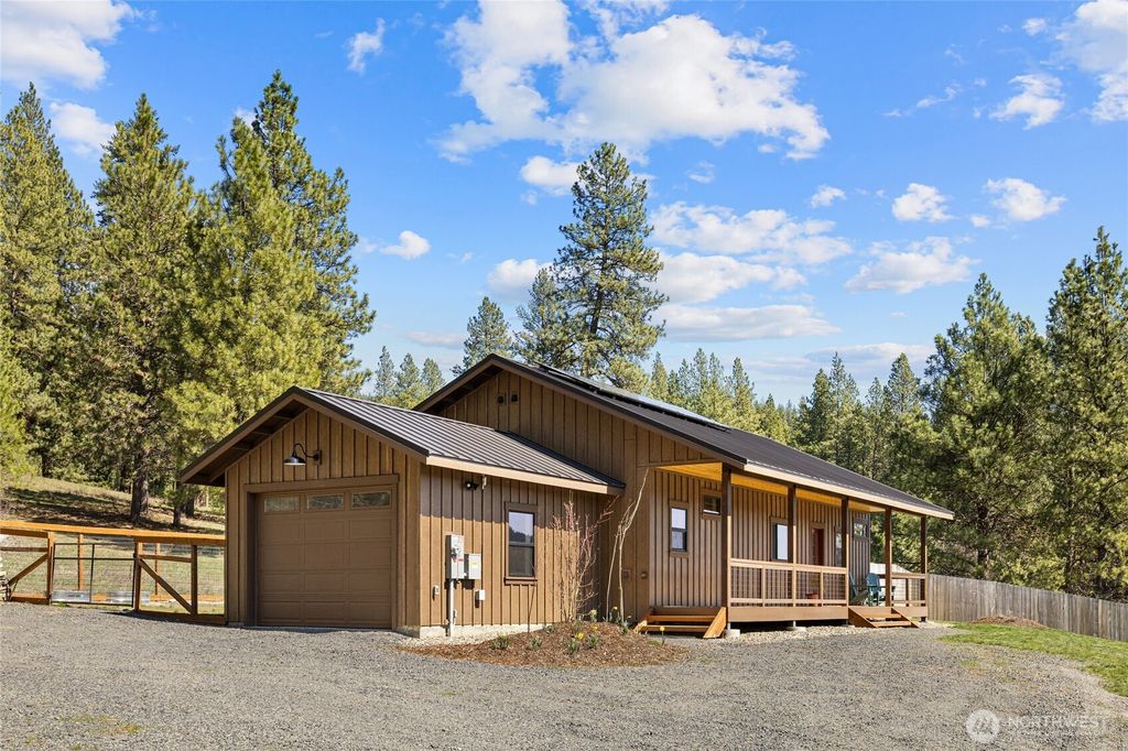 Photo of 10692 Teanaway Road, Cle Elum, WA 98922 (MLS # 2506073)