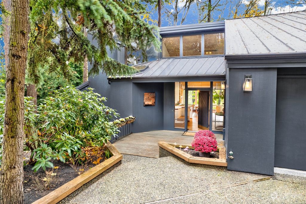 Photo of 5013 E Mercer Way, Mercer Island, WA 98040 (MLS # 2309953)