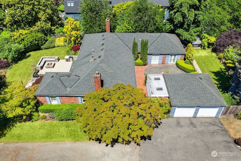 Photo of 3805 92nd Avenue NE, Yarrow Point, WA 98004 (MLS # 2257675)