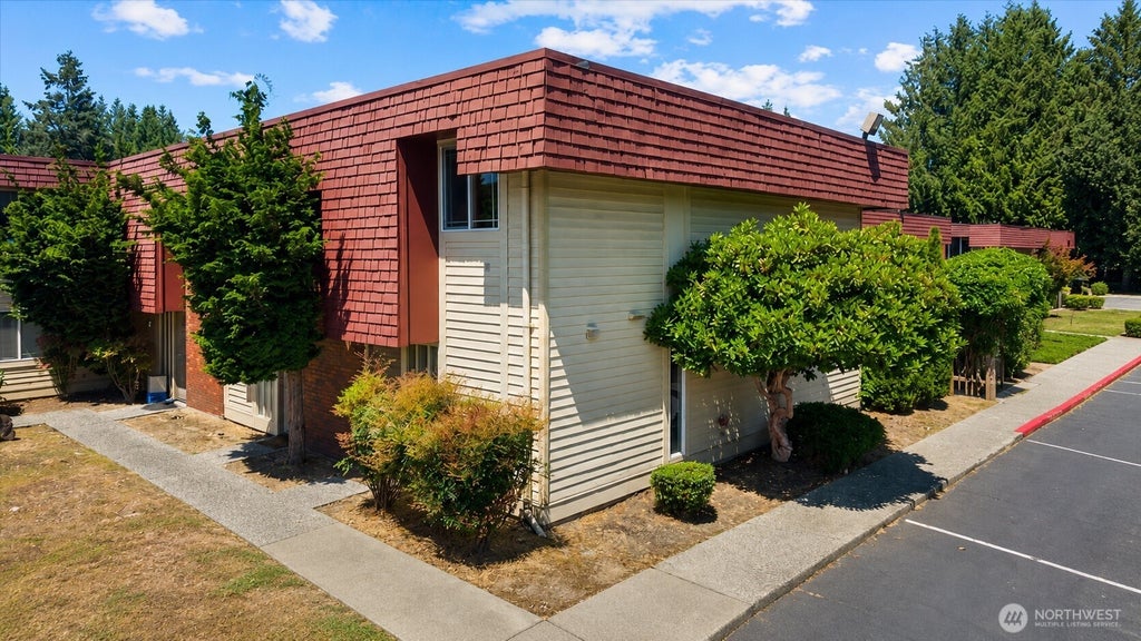 Photo of 513 142nd Avenue SE #72, Bellevue, WA 98007 (MLS # 2546291)