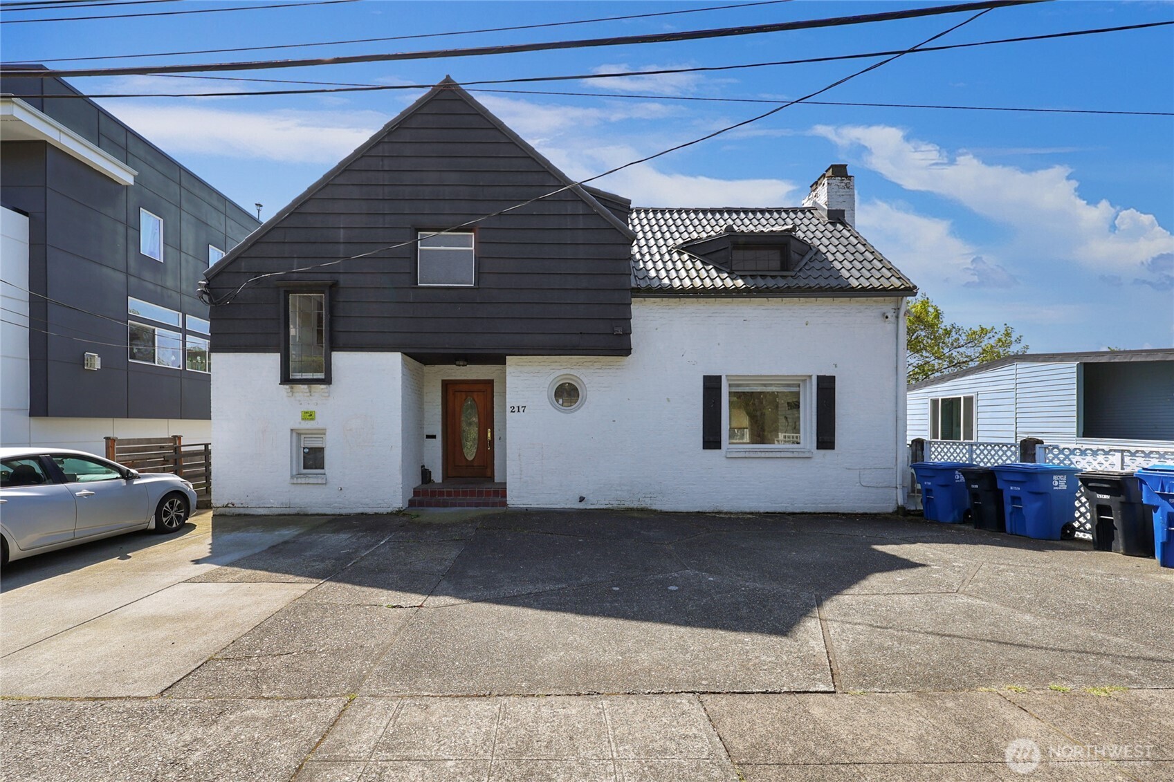 215 W Kinnear Place